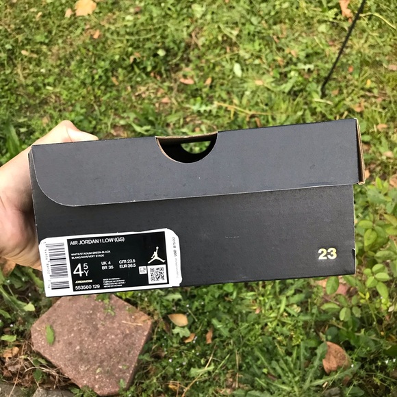 AIR JORDAN 1 LOW (GS) 4.5 YOUTH - Picture 13 of 16